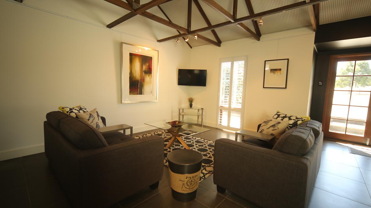 Irongate Studio B&B Mintaro Luaran gambar